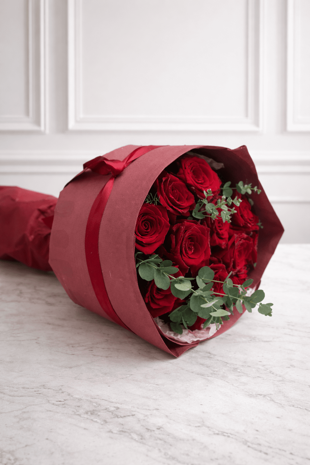 Bukiet z czerwonych róż z eukaliptusem