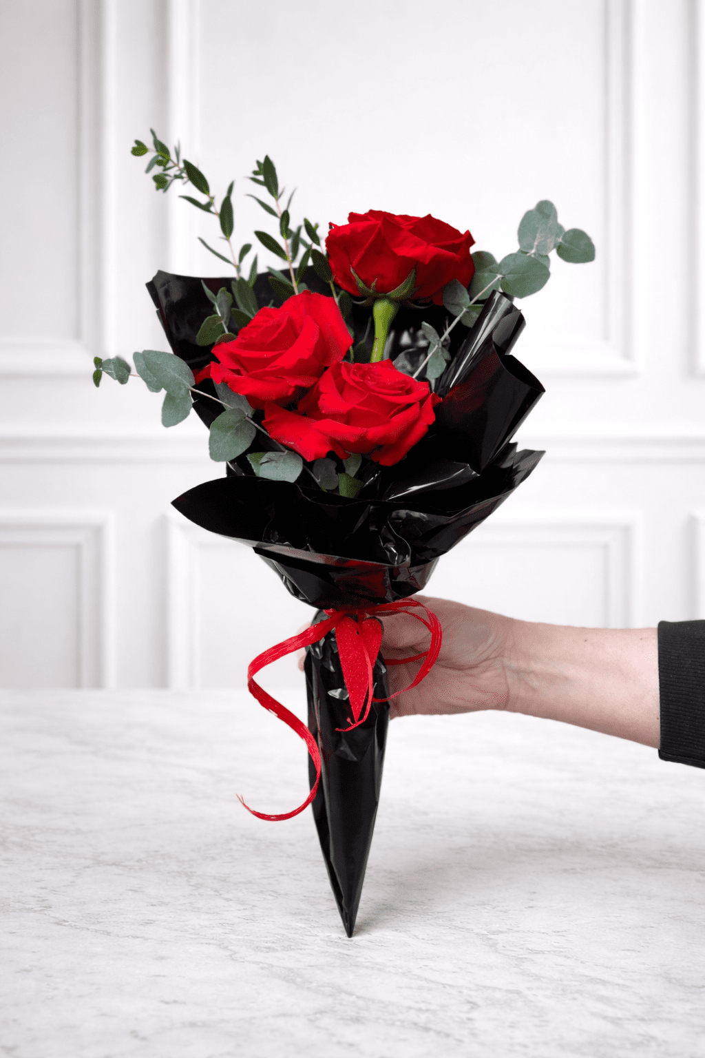 Bukiet z trzech czerwonych róż z eukaliptusem